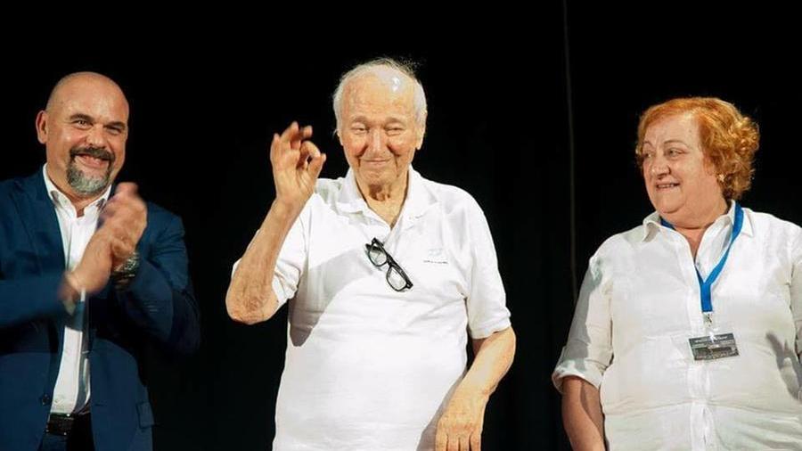 
	Piero Angela insieme al sindaco Paolo Masetti e alla presidente del gruppo astrofili Maura Tombelli

