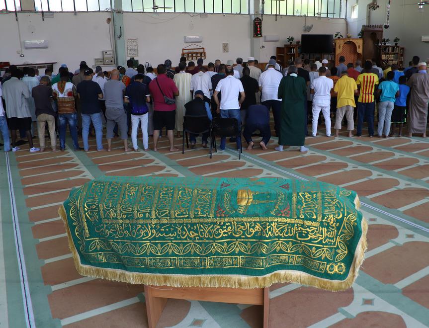 «Khadija non è morta suicida». Al funerale i dubbi dei familiari