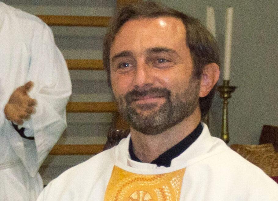 Don Pietro Rabitti sveste la tonaca dopo 18 anni: «Non lo faccio per amore»