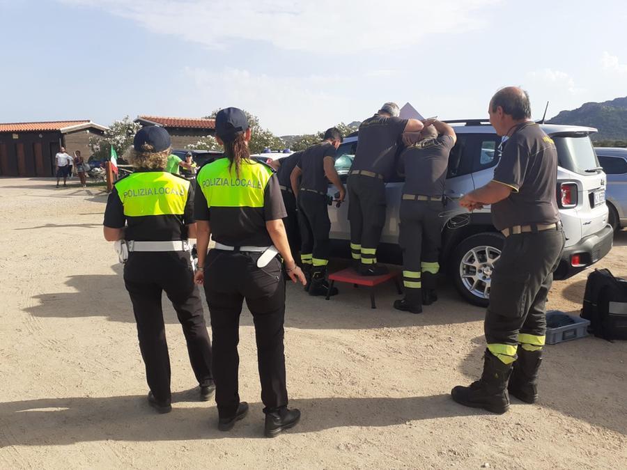 Porto San Paolo, lascia l’auto in spiaggia chiusa con il motore acceso: intervengono i vigili