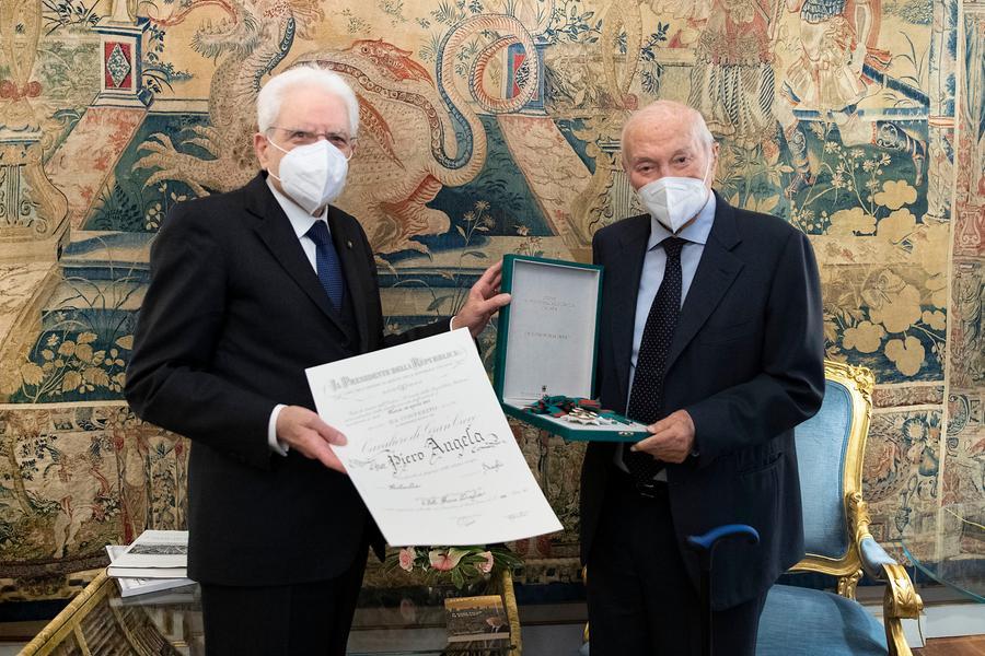
	Piero Angela (a destra) nominato dal presidente Sergio Mattarella Cavaliere di Gran Croce

