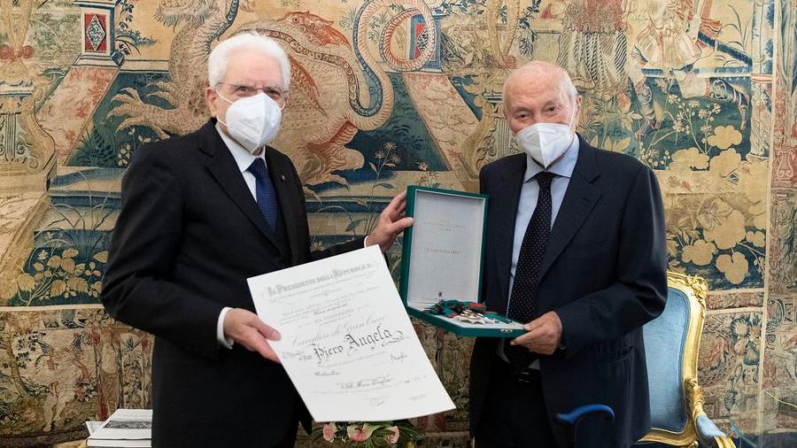 
	Piero Angela (a destra) nominato dal presidente Sergio Mattarella Cavaliere di Gran Croce

