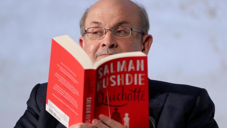 Dopo l’agguato Rushdie parla e respira da solo: ma guarigione sarà lunga