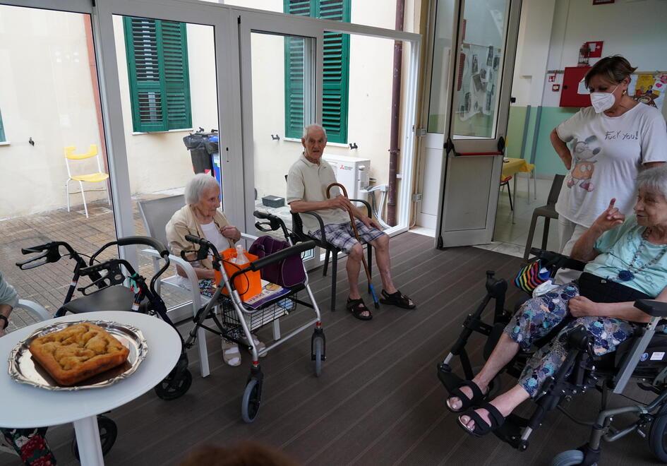 L'altro Ferragosto, quegli arzilli vecchietti della casa di riposo: «Cantiamo Bella Ciao»