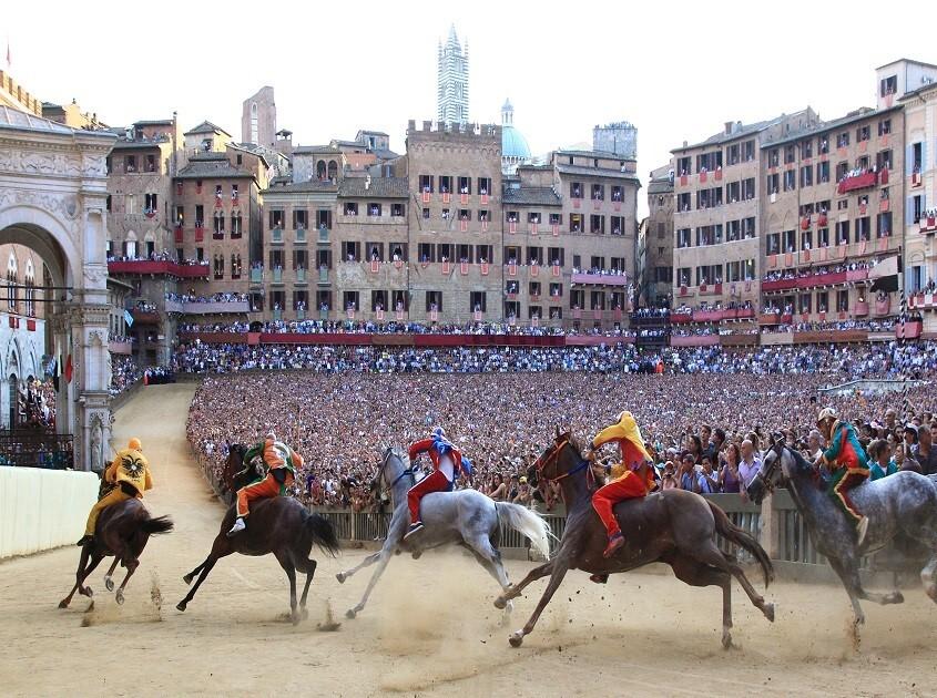 È la febbre del Palio: domani Siena rinnova la sua tradizione, Tittia il favorito nella sfida fra contrade