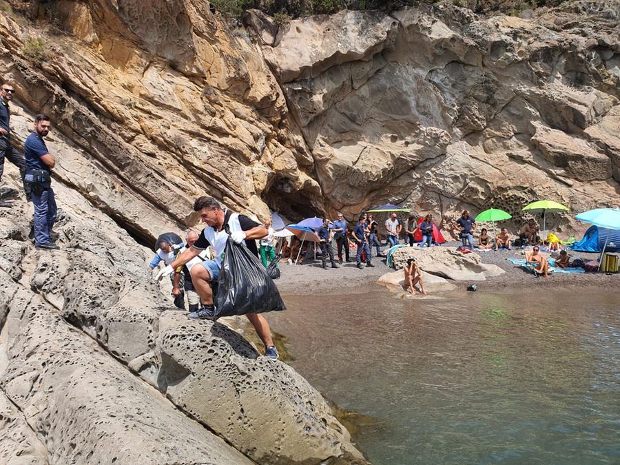 
	Agenti e militari sul posto insieme ai volontari di "Reset"

