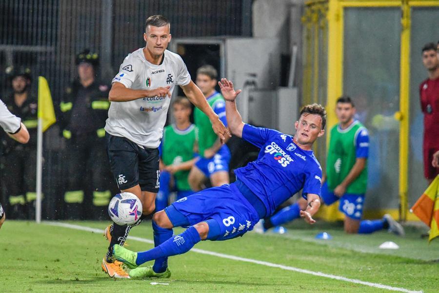 
	Un duello tra Henderson e Reca durante Spezia-Empoli

