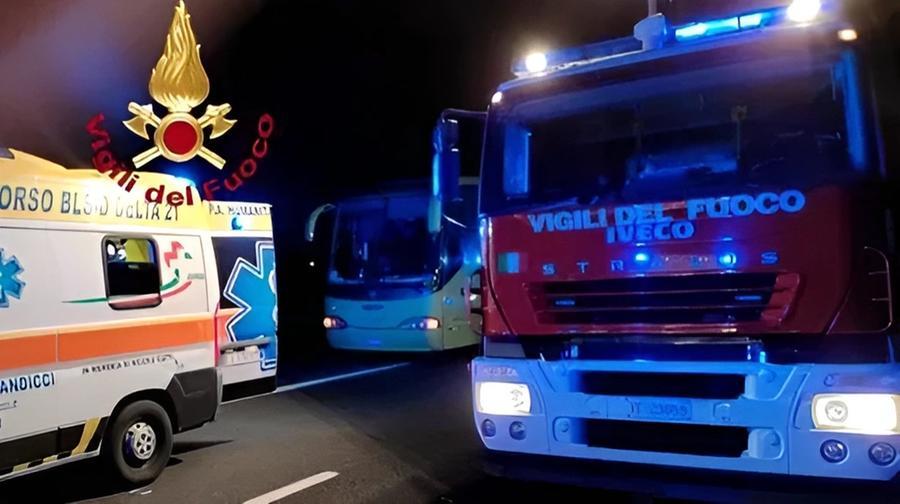 Tir tampona due pullman in A1: morto il conducente, 15 feriti – La dinamica