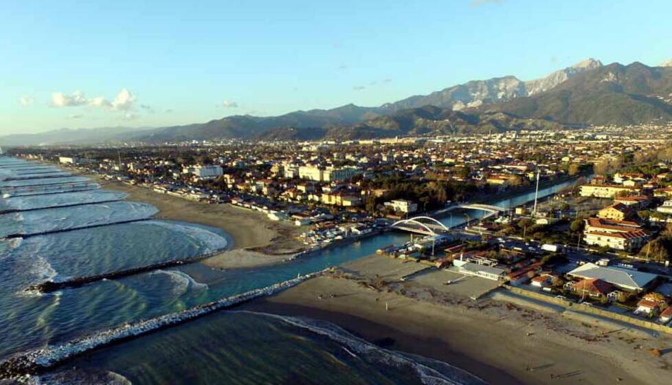 Dodici incidenti al giorno: a Massa la Municipale non va in vacanza. Ecco le statistiche