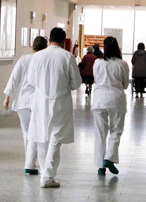 Poche guardie e personale carente: «Sanità allo sbando» 