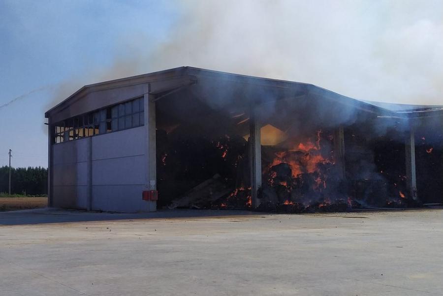 Mirabello, vasto incendio all’azienda Lodi: vigili del fuoco al lavoro