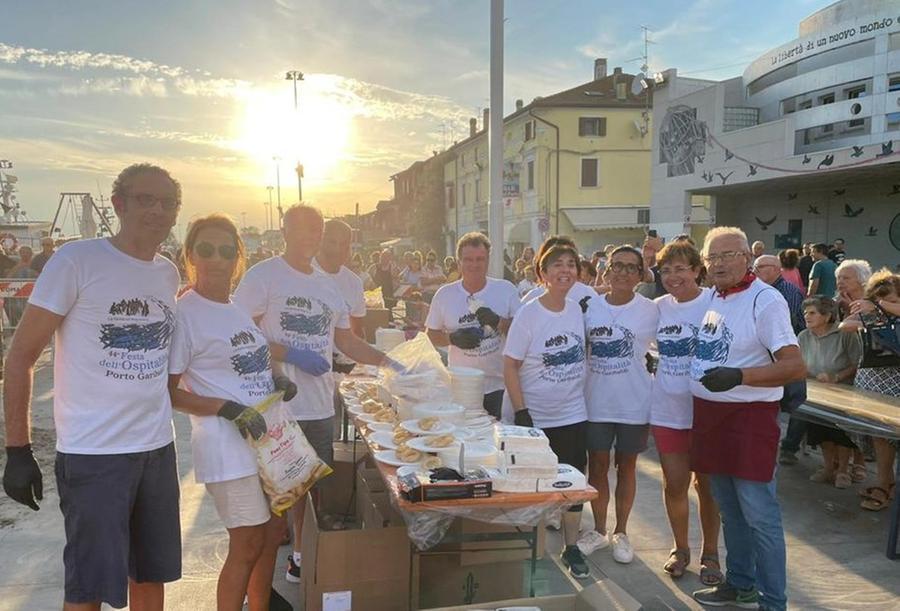 
	Alcuni volontari della festa in posa a Porto Garibaldi

