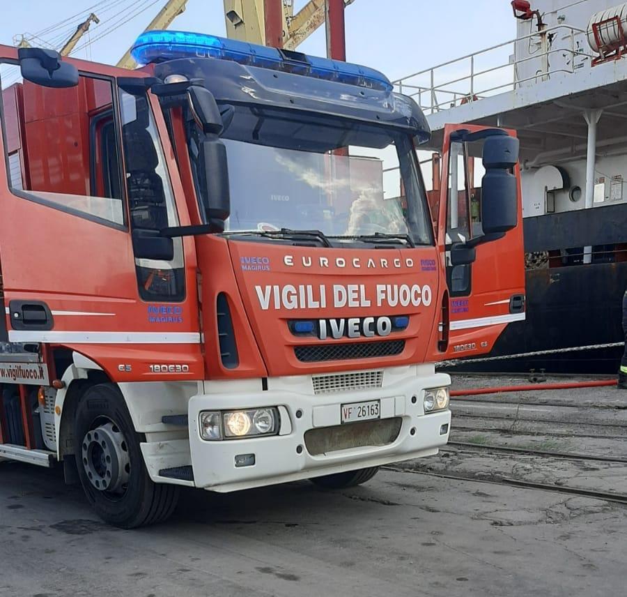Incendio agli impianti marittimi di Jsw: soccorsi operai e marittimi