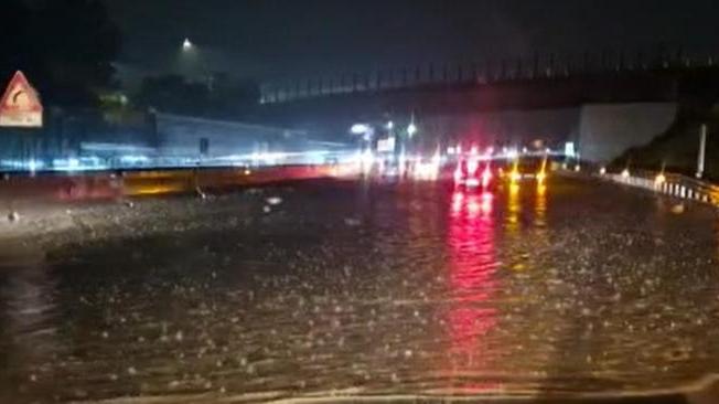 
	L&#39;Autostrada invasa dell&#39;acqua in seguito al nubifragio che ha colpito in modo particolare la zona del Fiorentino nella serata di Ferragosto&nbsp;

