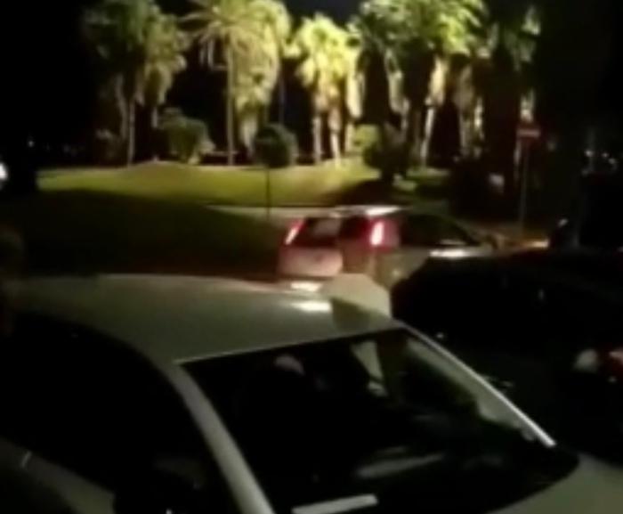 Allontanato da un locale al Poetto, cerca di travolgere i passanti con l’auto: è ricercato