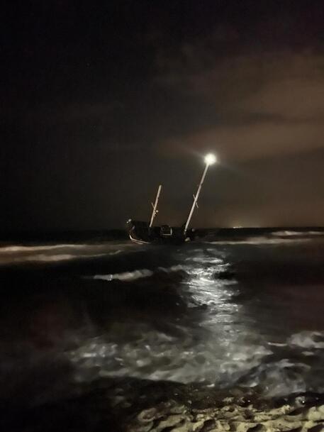 Vento a 40 nodi e mare mosso, due barche incagliate nel Sud Sardegna