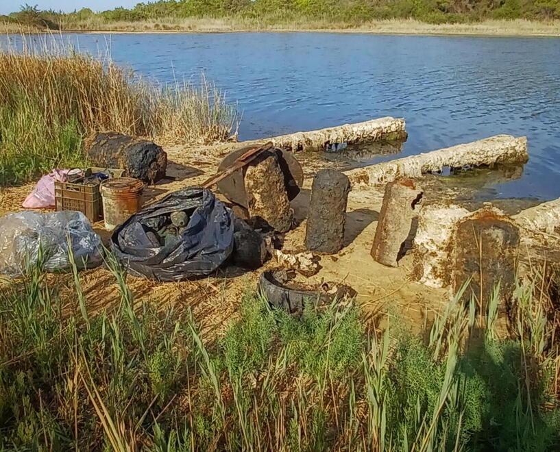 L’attivista dell’ambiente approfitta della siccità per ripulire i corsi d’acqua in secca