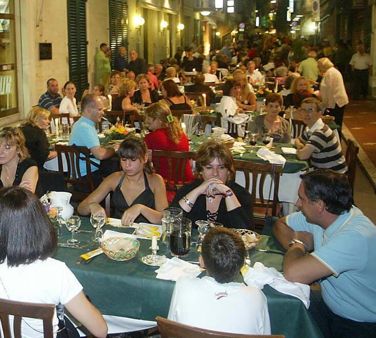 Macché gavettoni, la moda di Ferragosto resta il pranzo e la cena al ristorante