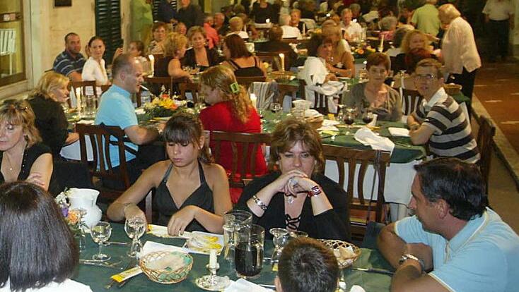 Macché gavettoni, la moda di Ferragosto resta il pranzo e la cena al ristorante