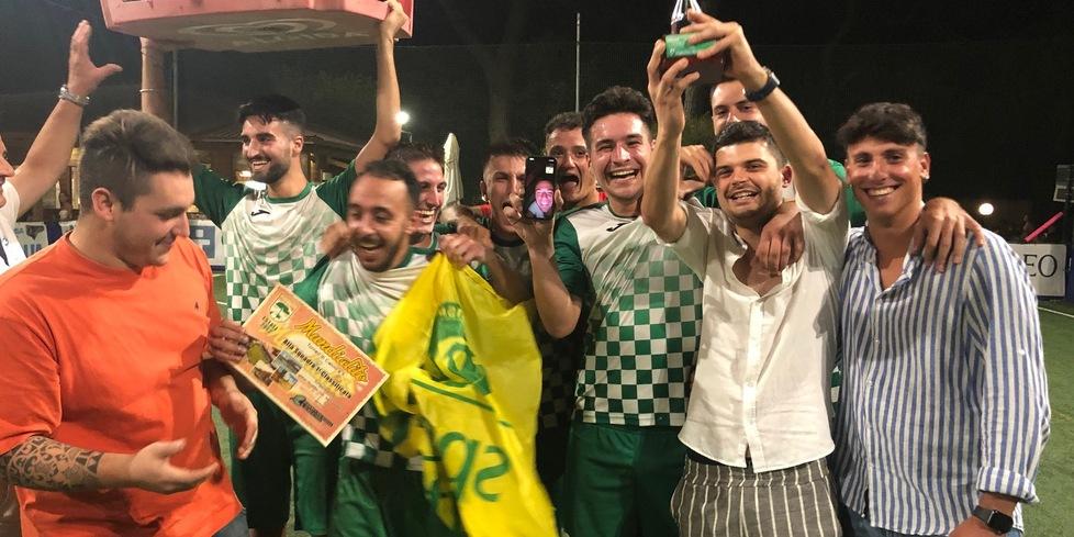 Il team del Bar Zio e Zia festeggiano alla fine della partita