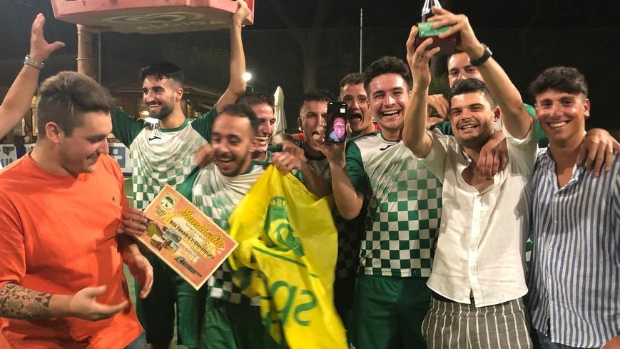 Il team del Bar Zio e Zia festeggiano alla fine della partita