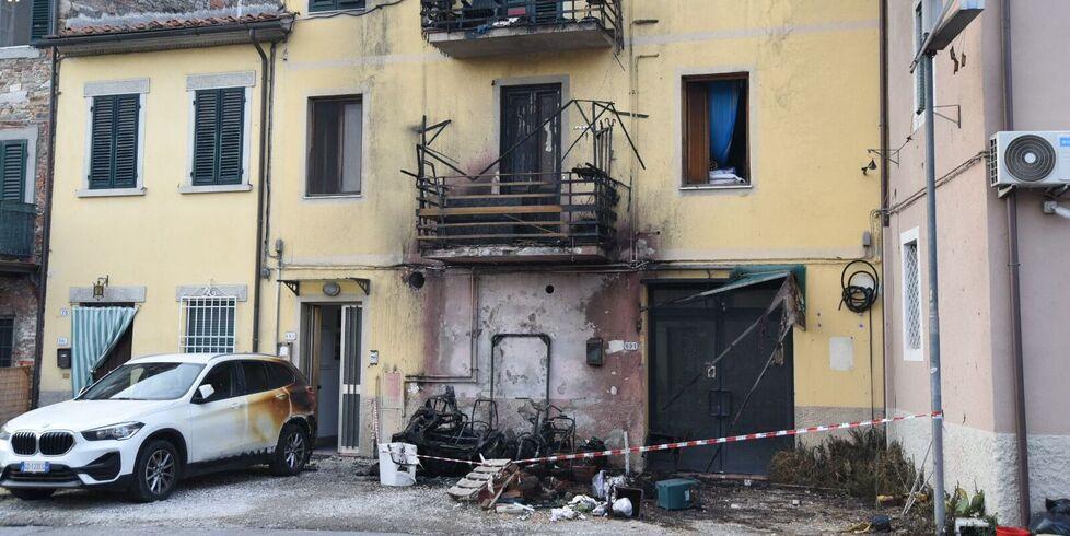 La facciata della casa daneggiata dall’incendio a San Vito