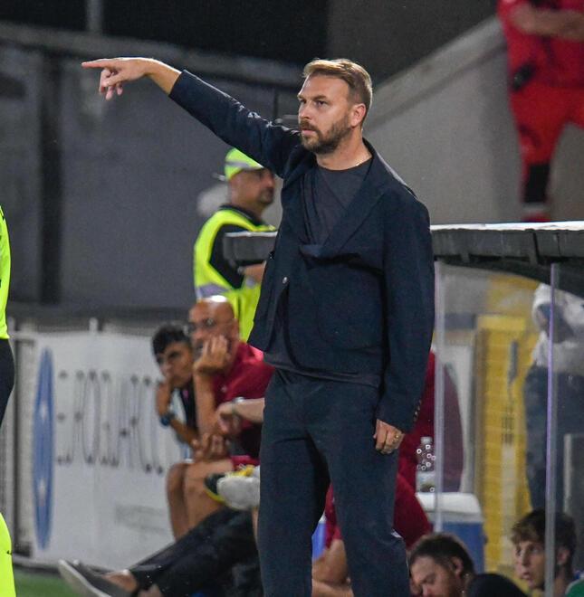 Il tecnico Paolo Zanetti dà indicazioni ai giocatori durante la partita