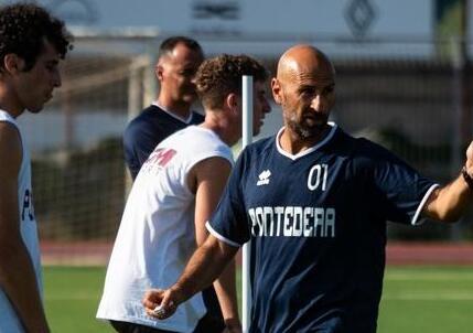 Pasquale Catalano durante una sessione di allenamento con il Pontedera