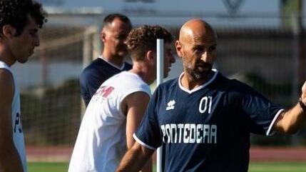Pasquale Catalano durante una sessione di allenamento con il Pontedera