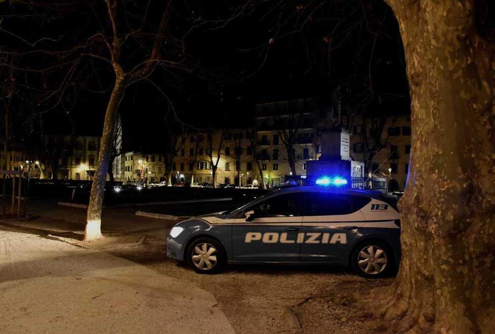 Sfondano la porta per rubare, messi in fuga dalla proprietaria