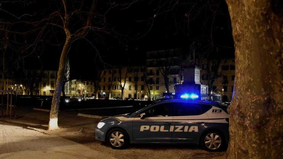 Sfondano la porta per rubare, messi in fuga dalla proprietaria