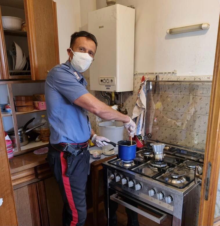 
	Il carabiniere che cucina la pasta dopo la richiesta di aiuto

