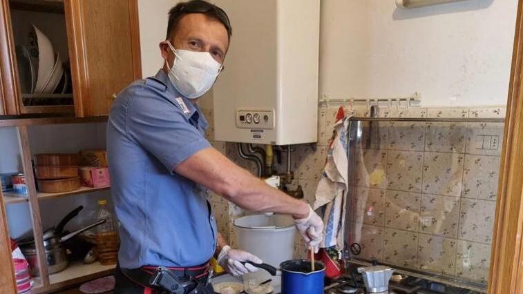 Il carabiniere che cucina la pasta dopo la richiesta di aiuto