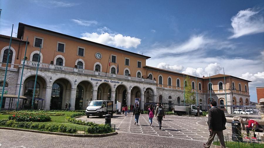 Pisa, accoltellato per un debito di 90 euro, ricercato un uomo