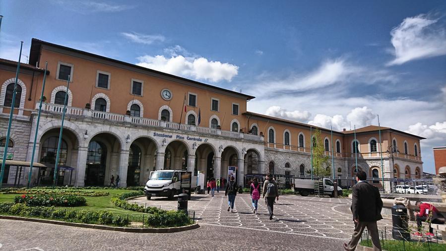 Pisa, accoltellato per un debito di 90 euro, ricercato un uomo