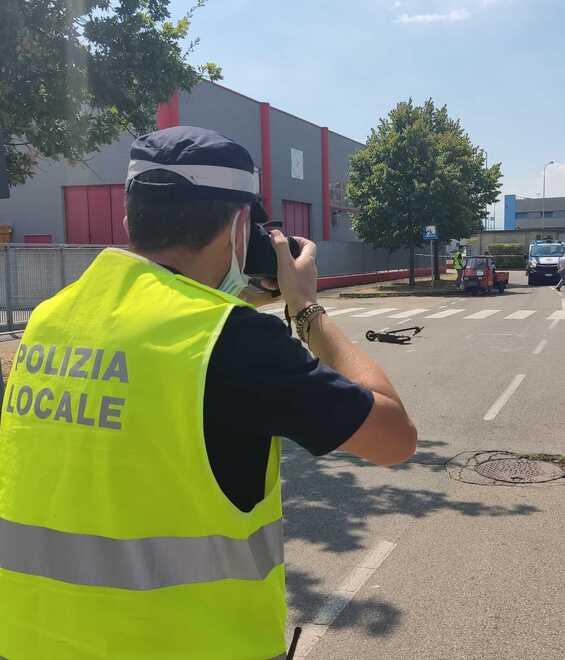 Morto il sessantenne caduto dal monopattino in via Finlandia
