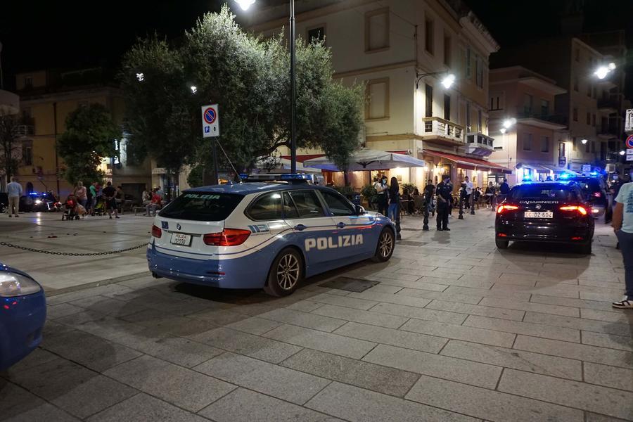 -
Controlli in centro forze dell' ordine - la polizia effettua un arresto  