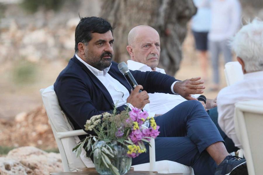Palamara e Sallusti in piazzetta a Porto Cervo