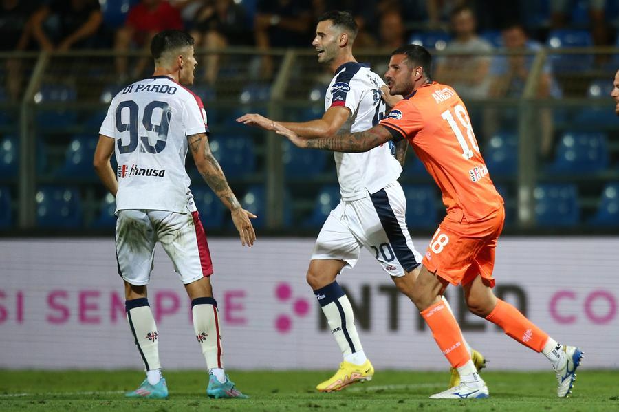 
	Gaston Pereiro festeggiato da Di Pardo e Aresti dopo la rete dell'1-1 al 93' a Como

