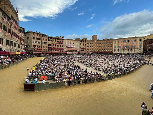 Il palio di Siena è stato rinviato al 17 per maltempo