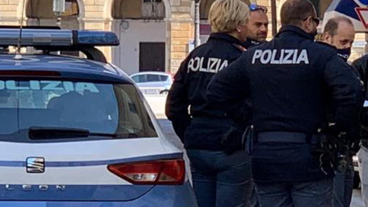 Agenti delle volanti in via Buontalenti (foto d'archivio)