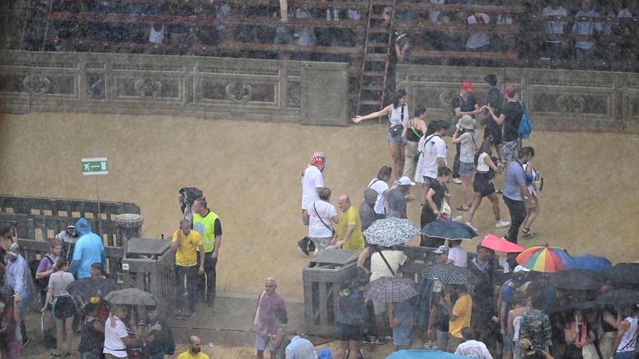 
	Pioggia violenta su Siena: tufo rovinato e trasformato in fango, impossibile correre

