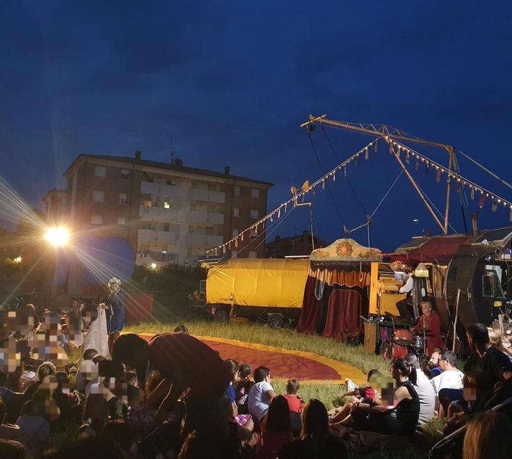 Finale Emlia: vivere senza telefonini, tv e acqua corrente: il grande show del circo green