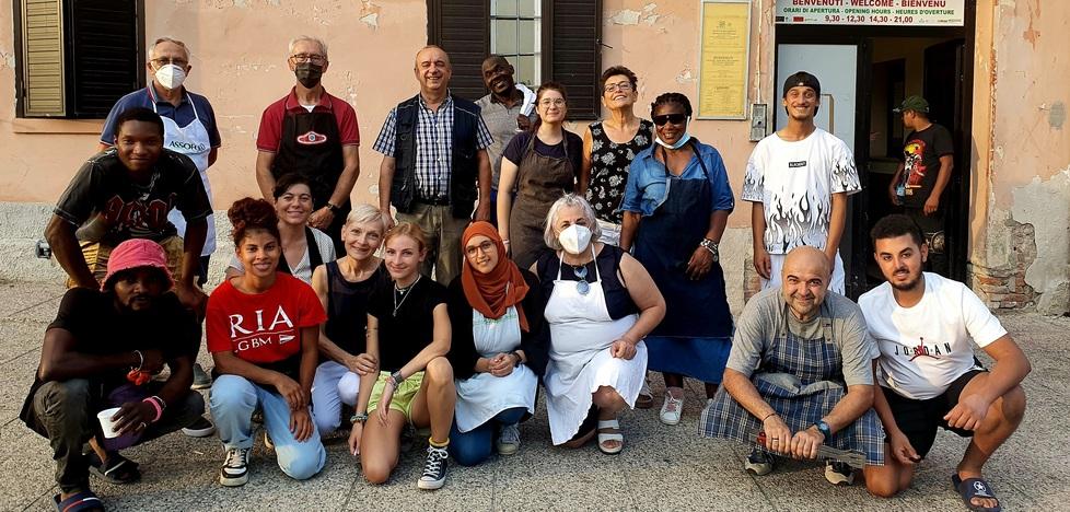 Modena Volontari di Porta Aperta tra grigliata solidale e il dono del kit anticaldo 
