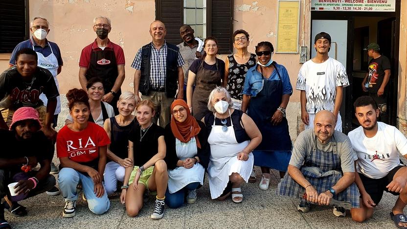 Modena Volontari di Porta Aperta tra grigliata solidale e il dono del kit anticaldo 