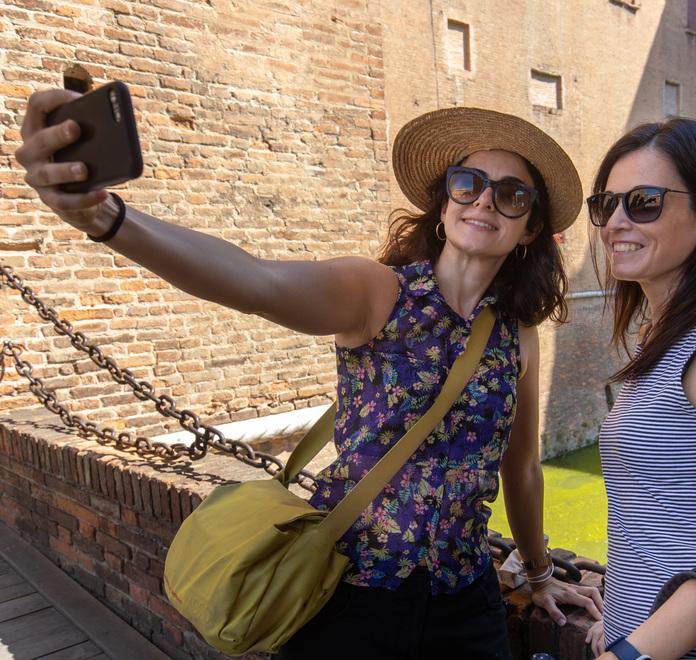 Ferrara, i turisti sono estasiati: «Ma troppi negozi chiusi»