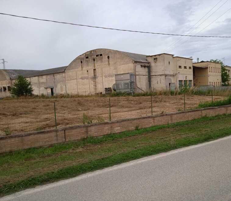 Formignana, ex frigo Salvi da bonificare: è un pugno nell’occhio