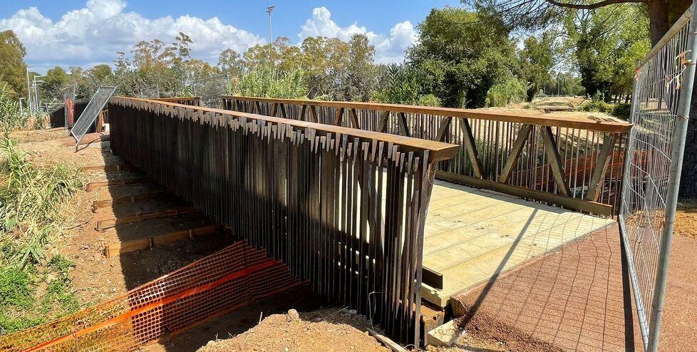 Il ponte tra le due sponde della gora delle Ferriere
