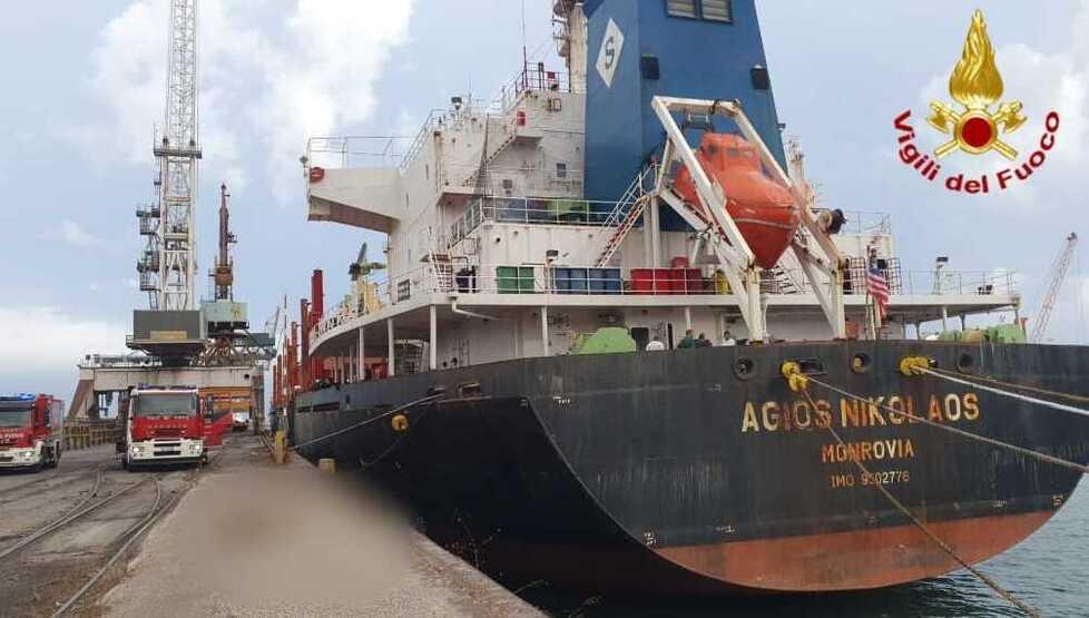 Un boato sulla nave mercantile, paura agli impianti marittimi di Piombino