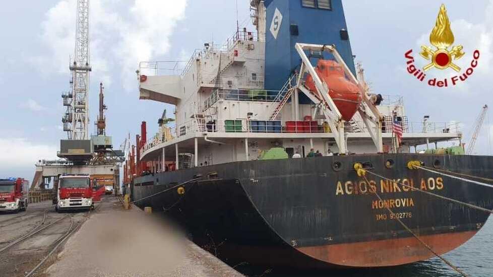 Un boato sulla nave mercantile, paura agli impianti marittimi di Piombino